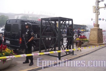 Пекин охраняют полицейские с автоматами. Фото: The Epoch Times