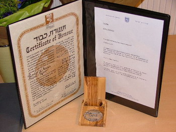 Медаль и Почетная грамота «Праведник народов мира». Фото: embassies.gov.il