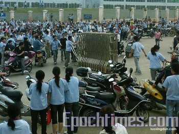 Фото с места событий. Забастовка рабочих на заводе мячей. Провинция Цзянси. Июнь 2010 год. Фото: The Epoch Times