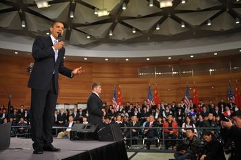 Барак Обама отвечает на вопросы китайских студентов. Шанхай. 16 ноября 2009 год. Фото: SAUL LOEB/AFP/Getty Images