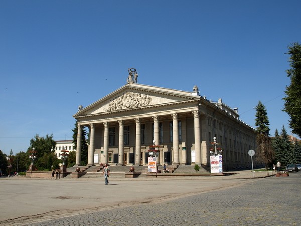 Областной театр. Город Тернополь. Август 2009 год. Фото: Владимир Ясинский