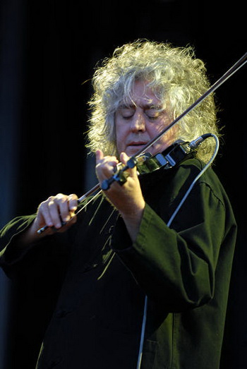 Серебристо-седой Аджело Брандуарди итальянский музыкант неповторим в своем пении и игре на скрипке. Фото с сайта epochtimes.de
