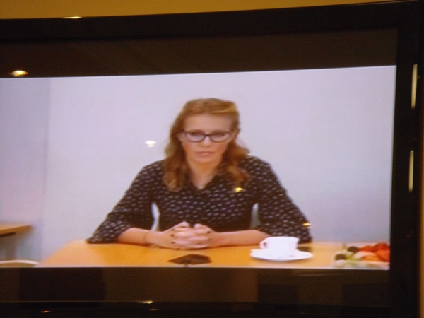 Ксения Собчак во время видеоконференции в Киеве. Фото: Алина Маслакова/Великая Эпоха