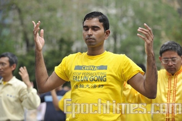 Суман Шринивасан выполняет упражнение Фалуньгун. Июнь 2010 год. Фото: The Epoch Times