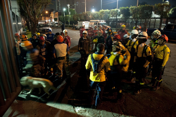 Спасательные бригады ищут жертв, пострадавших от взрыва в штаб-квартире государственной нефтяной компании Pemex. Фото: YURI CORTEZ/AFP/Getty Images