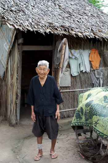 Кроем Кен, 85-летняя женщина, живущая в деревне Аньдоун Киен, расположенной в провинции Такео, поведала о каждодневной жизни и кхмерской культуре краомов. Несмотря на ее возраст, она продолжает продавать лапшу за прилавком, чтобы заработать на жизнь. Фото
