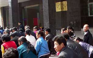 Полчаса учителя на коленях напрасно ожидали встречи с чиновниками. Фото предоставили участники акции