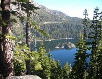 Прекрасный вид на Изумрудную бухту (Emerald Bay) и остров Фаннетт (Fannette Island). Эта бухта является одним из наиболее часто фотографируемых мест в Америке. Фото с сайта theepochtimes.com