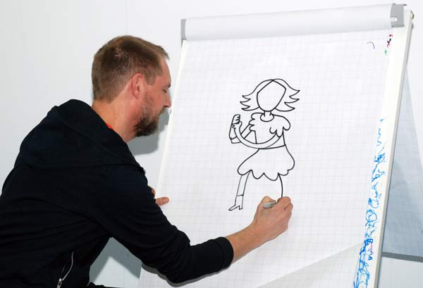 Пер Густавсон рисует принцессу. Фото: Юлия Цигун/The Epoch Times 