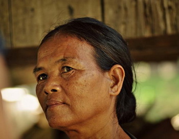 Пов Синоун, женщина средних лет, засвидетельствовала убийство всей ее семьи красными кхмерами. Фото с сайта theepochtimes.com 