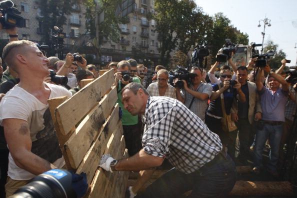 Уборка Майдана 9 августа 2014. Фото: Vladimir Shtanko / Anadolu Agency / Getty Images 