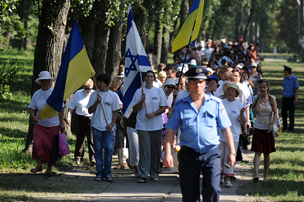 Колонна участников Марша жизни направляется к монументу памяти жертв нацизма в Бабьем Яру в Киеве 5 августа 2010 года. Фото: Владимир Бородин/The Epoch Times