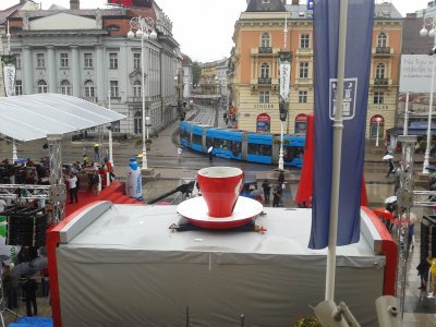 В Хорватии сварили самую большую чашку капучино в мире. Фото: zagrebancija.com
