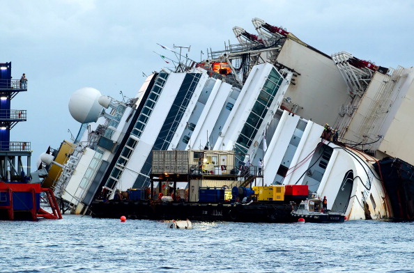 «Costa Concordia» перед началом спасательной операции 16 сентября 2013 года у берегов острова Джильо, Италия. Фото: Marco Secchi/Getty Images