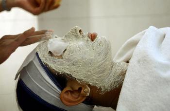 На кожу лица маску следует нанести плотным ровным слоем, избегая области вокруг глаз. Фото: MANPREET ROMANA/AFP/Getty Images