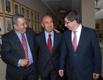 Министр обороны Эхуд Барак с турецким министром обороны Ахматом Даватогуло (справа) и послом Турции в Израиле Ахматом Джеликолем (в центре) во время последнего визита в Анкару. Фото с сайта epochtimes.co.il
