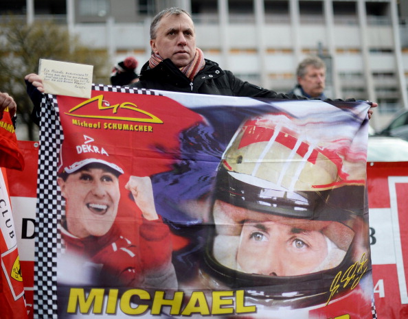 Болельщики и сочувствующие держат транспаранты с изображением Михаэля Шумахера напротив больницы в Гренобле, где лежит автогонщик. Фото: Micha Will/Bongarts/Getty Images