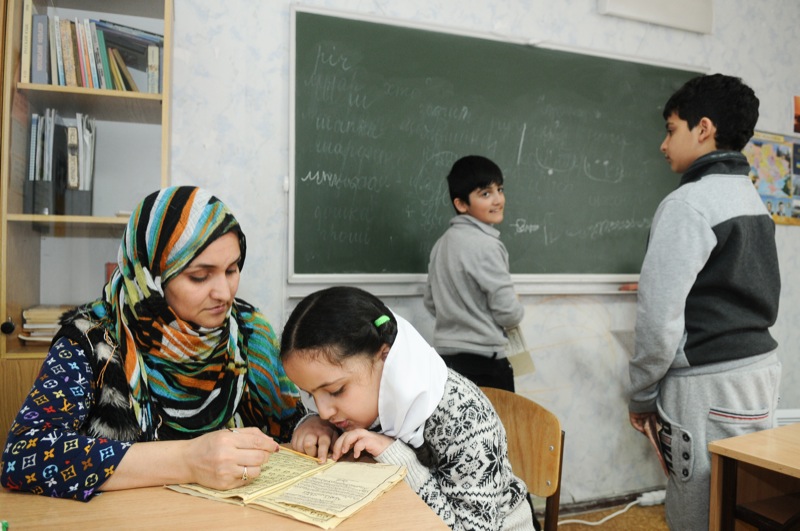 Преподаватель обучает детей в интеграционном центре в Киеве. Фото: Владимир Бородин/Великая Эпоха