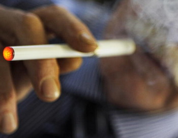 Курение не просто привычка. Главным ингредиентом, обусловливающим зависимость, является никотин. Фото: FREDERIC J. BROWN/AFP/Getty Images News