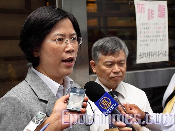 Адвокат отвечает на вопросы журналистов по поводу обвинения губернатора провинции Гуандун в геноциде. Тайвань. 16 августа 2010 год. Фото: The Epoch Times