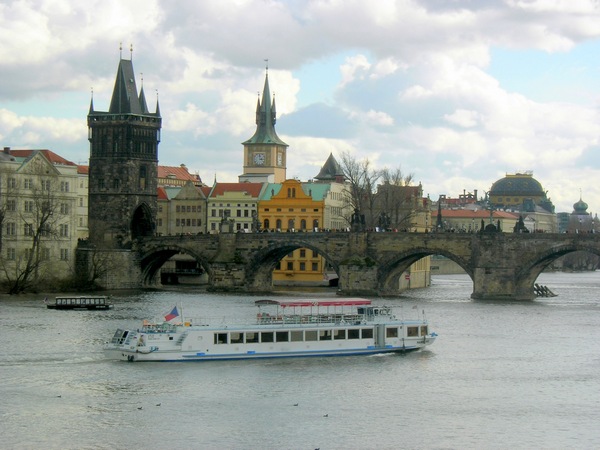 Карлов мост в Праге. Чехия теперь будет выдавать украинцам многоразовые шенгенские визы. Фото: Алла Лавриненко/Великая Эпоха