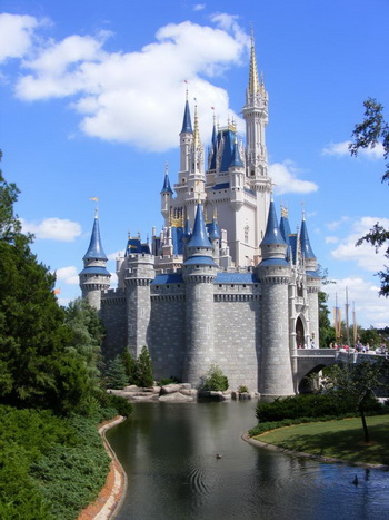 Знаменитый Cinderella Castle (Замок Золушки) в Волшебном королевстве в Disney World Orlando, штат Флорида. Фото с сайта epochtimes.ru
