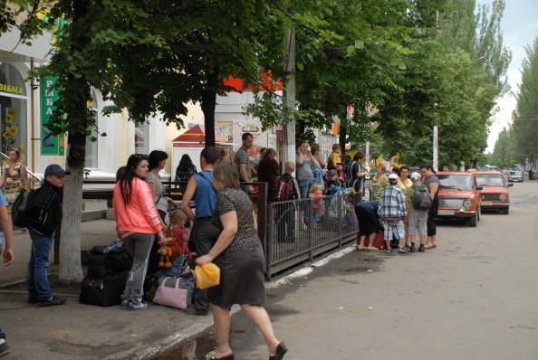 Жители Славянска покидают город, чтобы спасти свою жизнь. 31 мая 2014 года. Фото: Bahtiyar Abdukerimov/Anadolu Agency/Getty Images