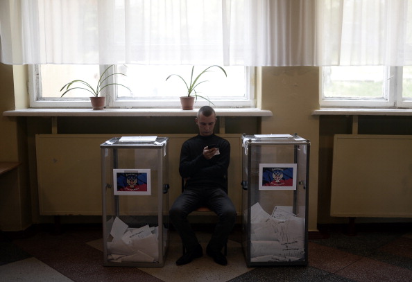 На избирательном участке в Донецке 11 мая 2014 года во время «референдума» по статусу независимости Донецкой области. Фото: Burak Akbulut/Anadolu Agency/Getty Images