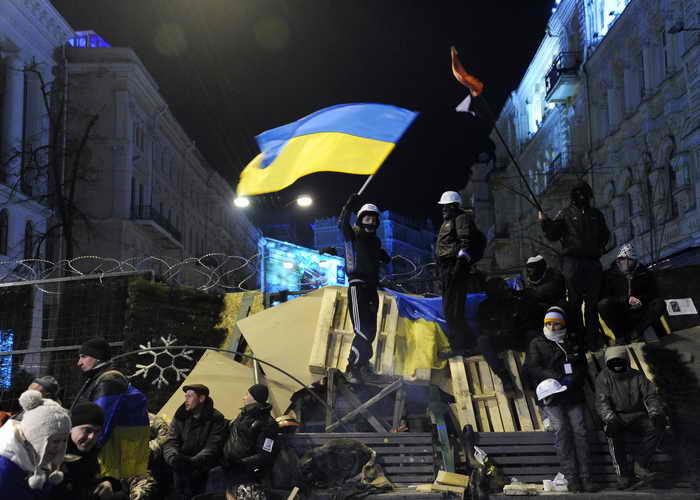 Киев. Баррикады на улицах города. Фото: VIKTOR DRACHEV/AFP/Getty Images