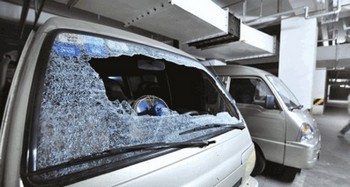 Мужчина молотком разбил окна около 30 автомобилей в подземной стоянке. Город Ченду провинции Сычуань. Фото с epochtimes.com 