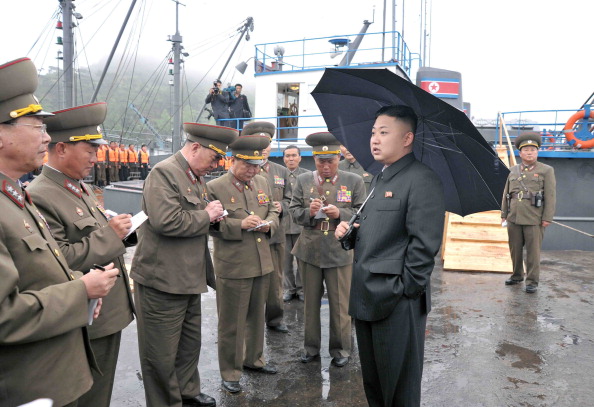 Лидер Северной Кореи Ким Чен Ын в окружении военных. Фото: KCNA/AFP/Getty Images