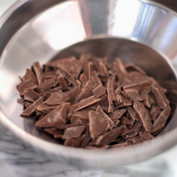 Ежедневное употребление небольшого количества черного шоколада может улучшить кровоснабжение сердечной мышцы и состояние сосудов. Фото: Plush Studios/Getty Images