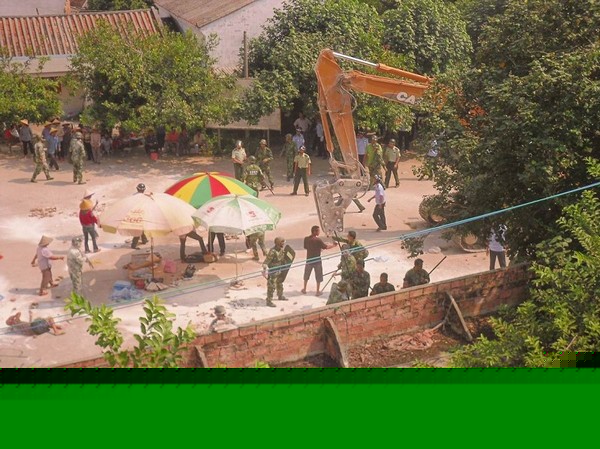 Полицейские длинными прутами избивают крестьян. Фото предоставлено крестьянами