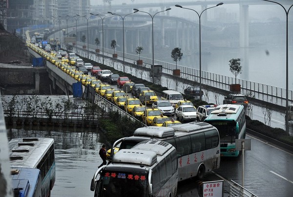 Сотни автомобилей такси стоят в очереди за газом. Город Чунцин. 18 ноября 2009 год. Фото: STR/AFP/Getty Images