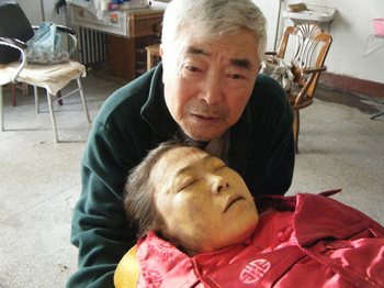 Отец возле своей умершей дочери Ян Сяоцзин. Фото с epochtimes.com