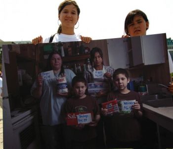 Две девочки, уроженки северной Канады, показывают картину, на которой изображена их семья. Фото: epochtimes.com