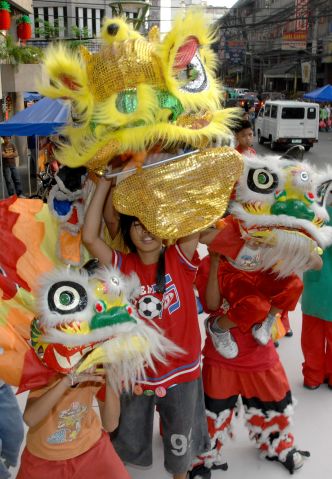 Филиппины, Манила. Дети меряют костюм льва на улице во время Нового китайского года. Фото: Jay Directo/AFP