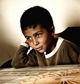 Ромский мальчик дома в Белграде. Фото: simaje/flickr.com