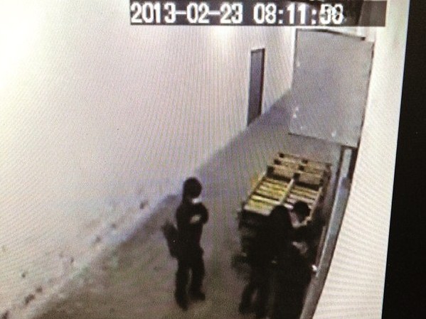 Камера видеонаблюдения показывает, что 23 февраля трое мужчин в черных масках, пытались взломать дверь типографии Великой Эпохи в Гонконге. У взломщиков ничего не получилось, и полиция Гонконга сейчас расследует это происшествие. Фото: Великая Эпоха