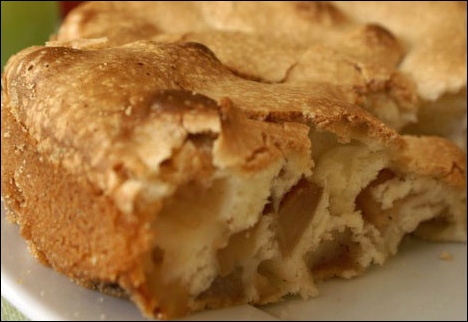 Яблочный пирог шарлотка. Фото: hlebopechka.in.ua