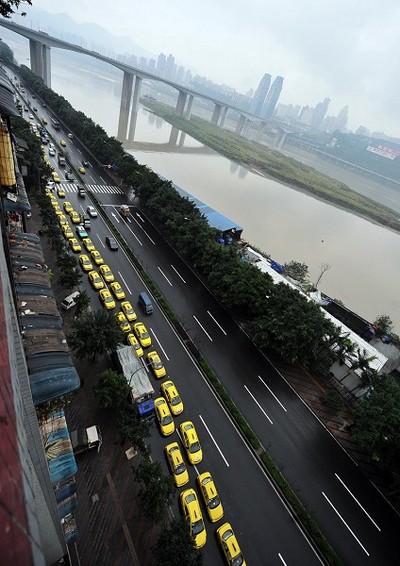 Сотни автомобилей такси стоят в очереди за газом. Город Чунцин. 18 ноября 2009 год. Фото: STR/AFP/Getty Images