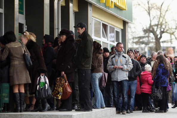 Симферополь: очередь в местный банк. Фото: Dan Kitwood/Getty Images