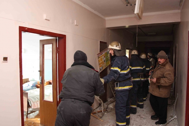 Взрыв частично разрушил больницу в Луганске. Фото: mns.gov.ua