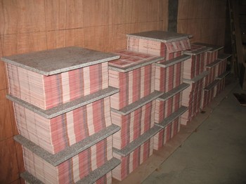Наполовину готовые фальшивые купюры, конфискованные полицией 7 октября в провинции Хунань. Фото с epochtimes.com