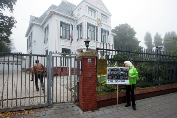 Протест «Гринпис» напротив российского посольства в Нидерландах против задержания участников акции протеста зелёной организации. Фото: Martijn Beekman/AFP/Getty Images