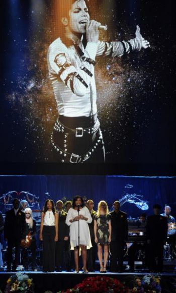 Выступление музыкантов на поминальной службе по мировой легенде поп-музыки Майклу Джексону в Staples Center в Лос-Анджелесе, Калифорния, 7 июля 2009 г. Фото: Gabriel Bouys /AFP /Getty Images