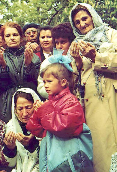 Почтение памяти жертв погибших во время и после депортации. 1995. Фото: SERGEI SVETLITSKY/AFP/Getty Images