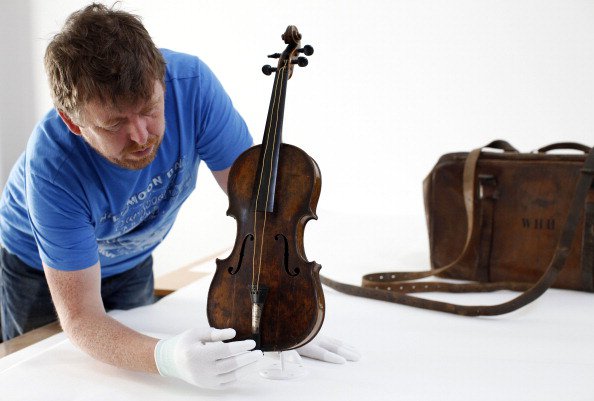 Скрипка, на которой играл Уоллес Хартли за минуты до погружения «Титаника» на дно. Её показывает хранитель музея Шон Мадден в Лургане, Северная Ирландия, 16 сентября 2013 г. Фото: Peter MuhlyAFP/Getty Images