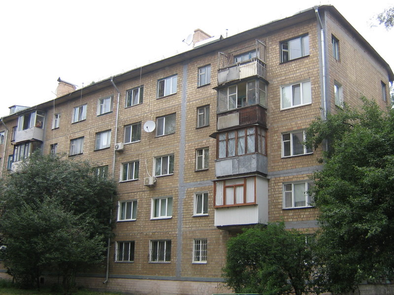 Если из «хрущёвок» и выселят, то в большие квартиры. Фото: Kamelot/commons.wikimedia.org