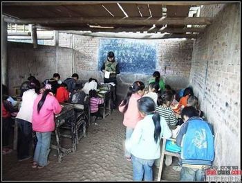 Процент бюджетного отчисления на образование в Китае находится на уровне африканской страны Уганды. Сельская начальная школа в современном Китае. Уезд Мабьянь провинции Сычуань. Фото: Чжоу Чжунминь